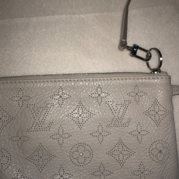 Louis Vuitton Mahina Selene Monogram PM Blanc Shoulder Bag. - Picture 10 of 16